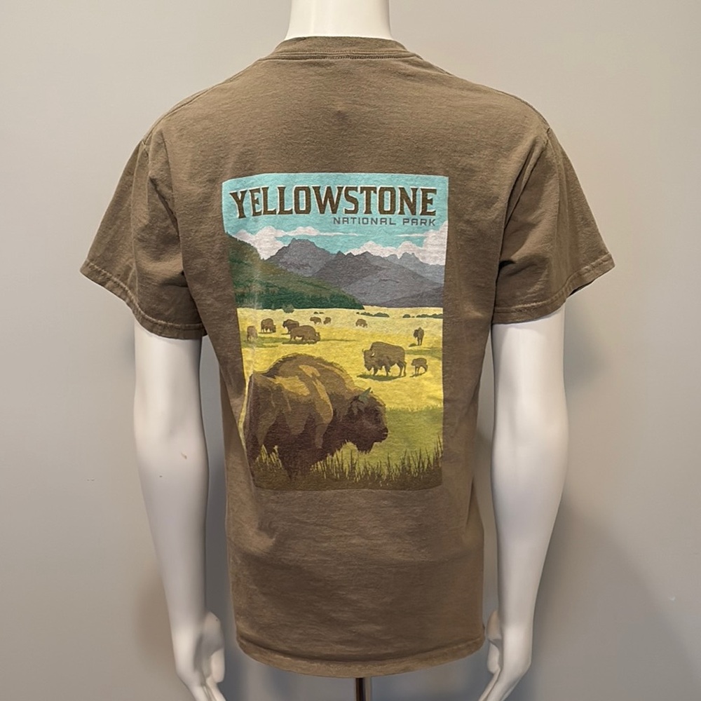 Gildan Ultra Cotton Tan T-Shirt with Yellowstone National Park Graphics Size M